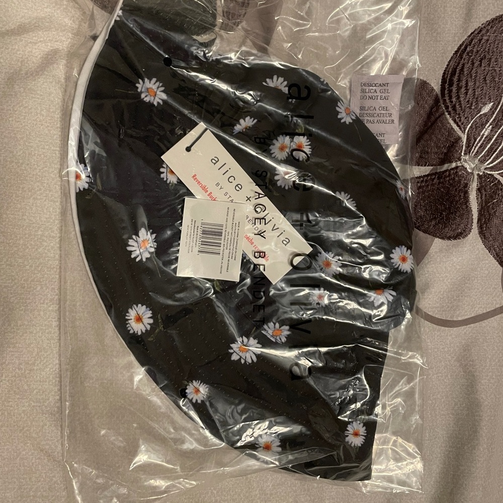 Alice and Olivia bucket hat